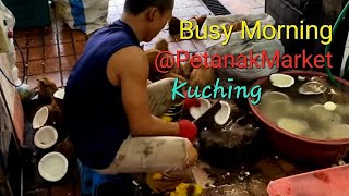 Suasana pagi di Pasar Besar Petanak Kuching Sarawak. Busy morning gais 🙏👍