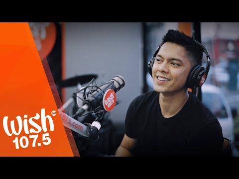 Carlo Aquino performs “Komplikado” LIVE on Wish 107.5 Bus