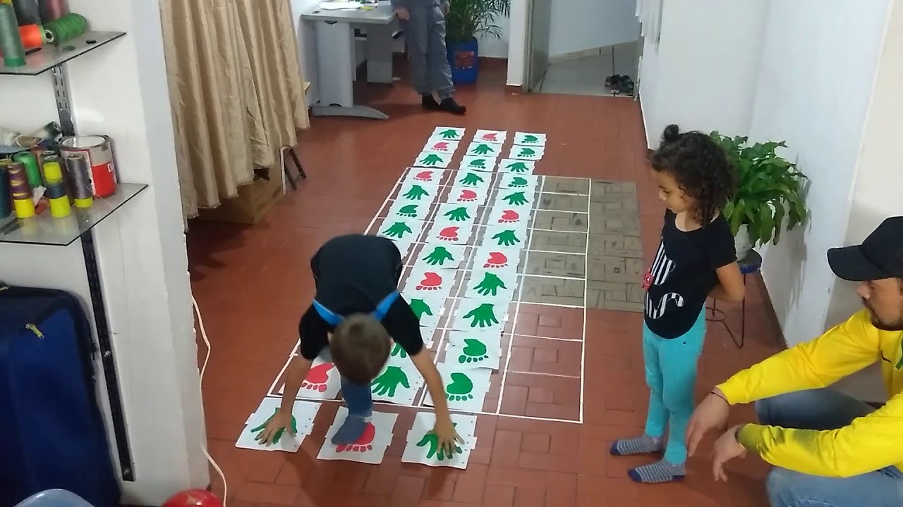 JUEGO DE MANOS Y PIES EN FAMILIA YouTube