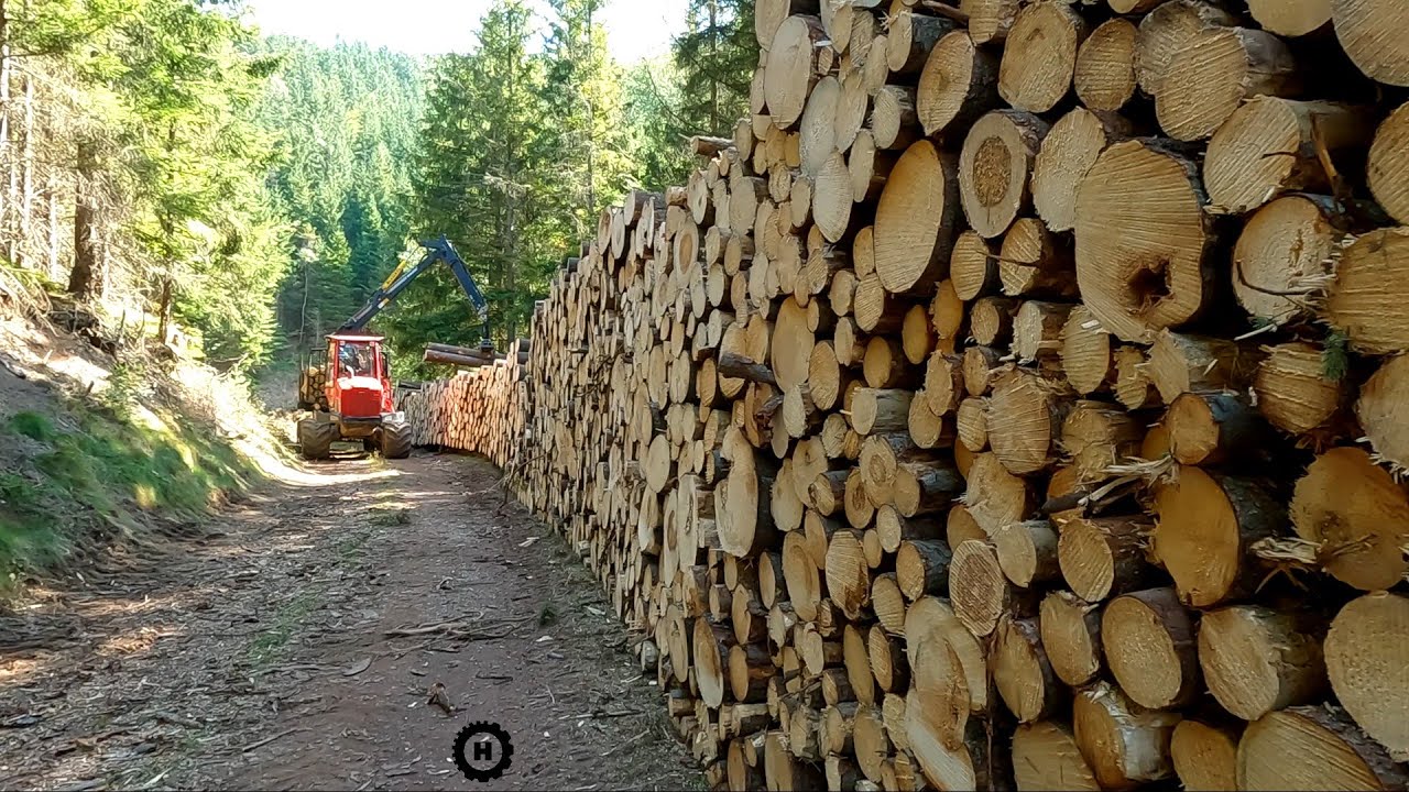 Harvestorový uzel Komatsu při práci u lanovky