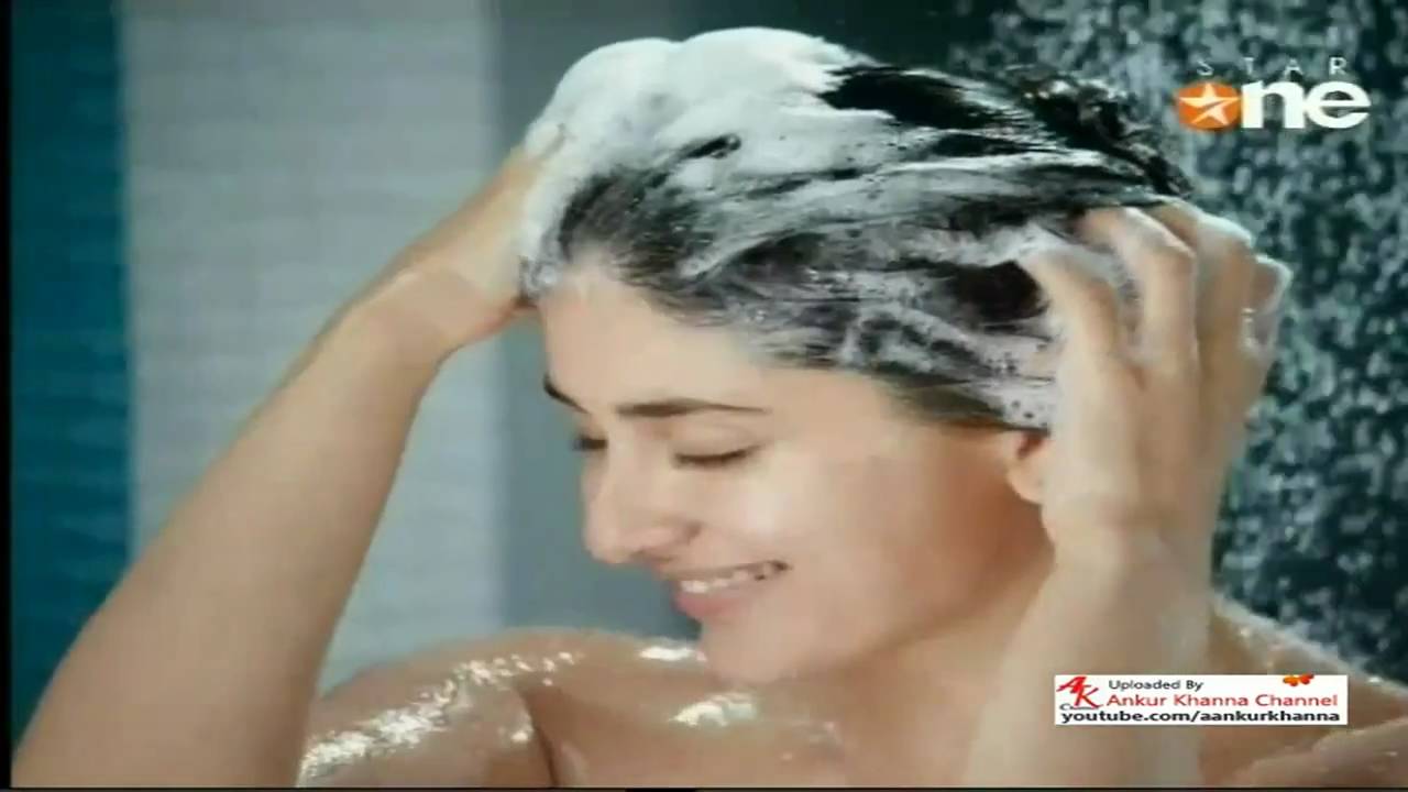 Kareena Kapoor Head & Shoulders Dry Scalp Care shampoo MP4 1280*