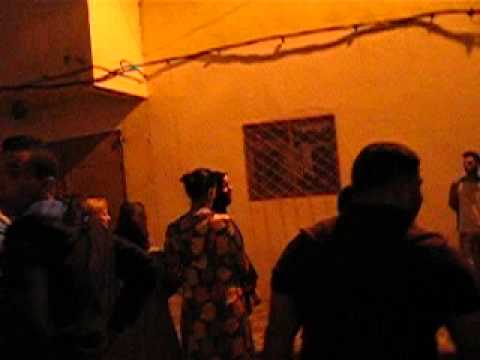 العرائش نيوز مواطنون يحجون إلى شارع إبن زيدون لمعاينة وقائع اللصين فوق الأسطح