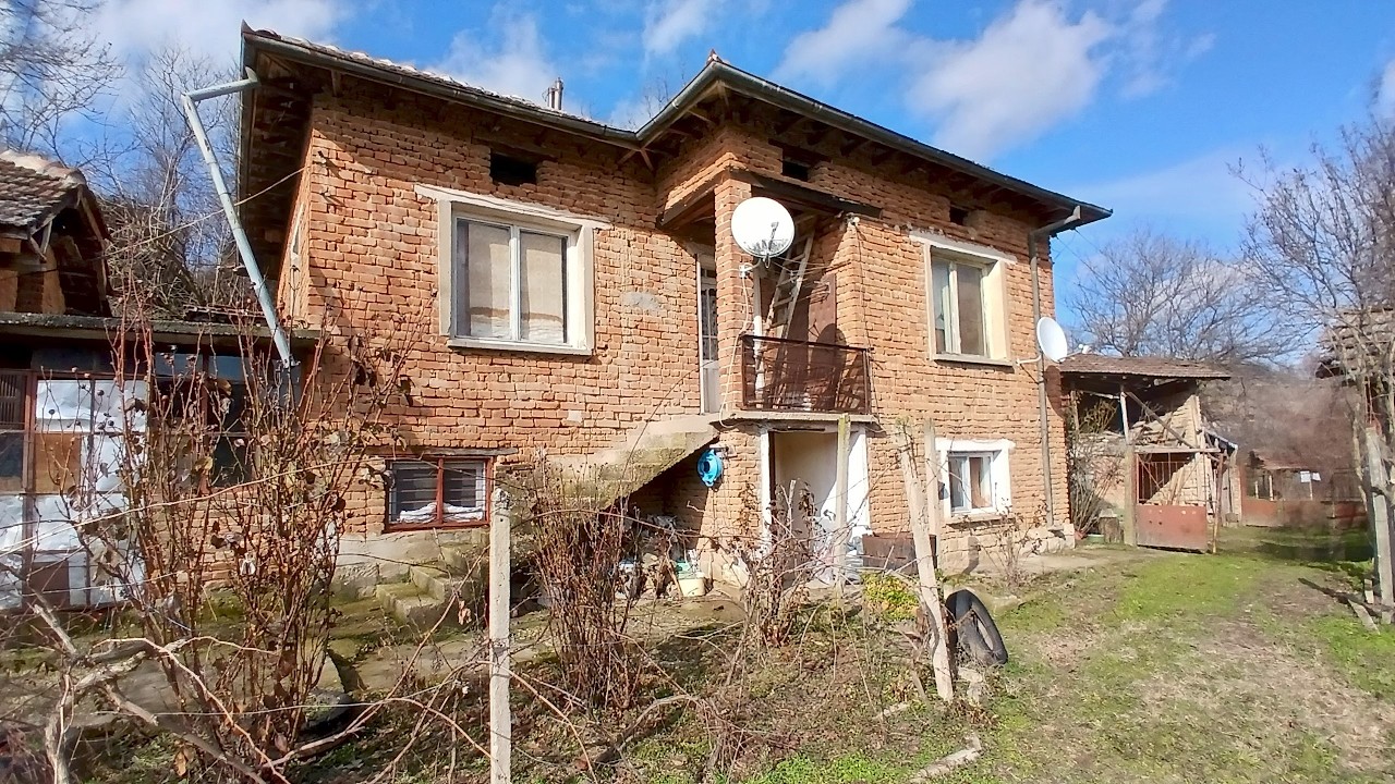 Rural Bulgarian house in good condition 14km from Danube river and Romanian border 14900eur