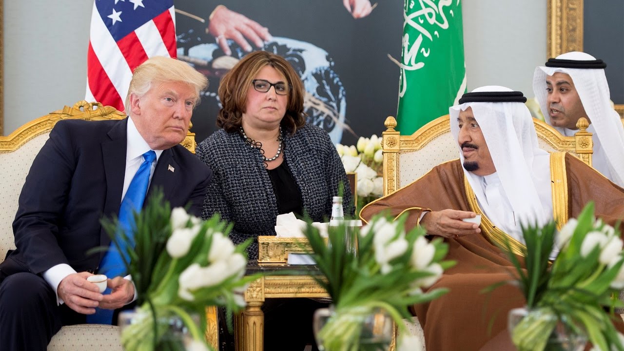 الملك سلمان يُعلم ترمب كيفية التعامل مع "فنجان القهوة العربية"  ☕️