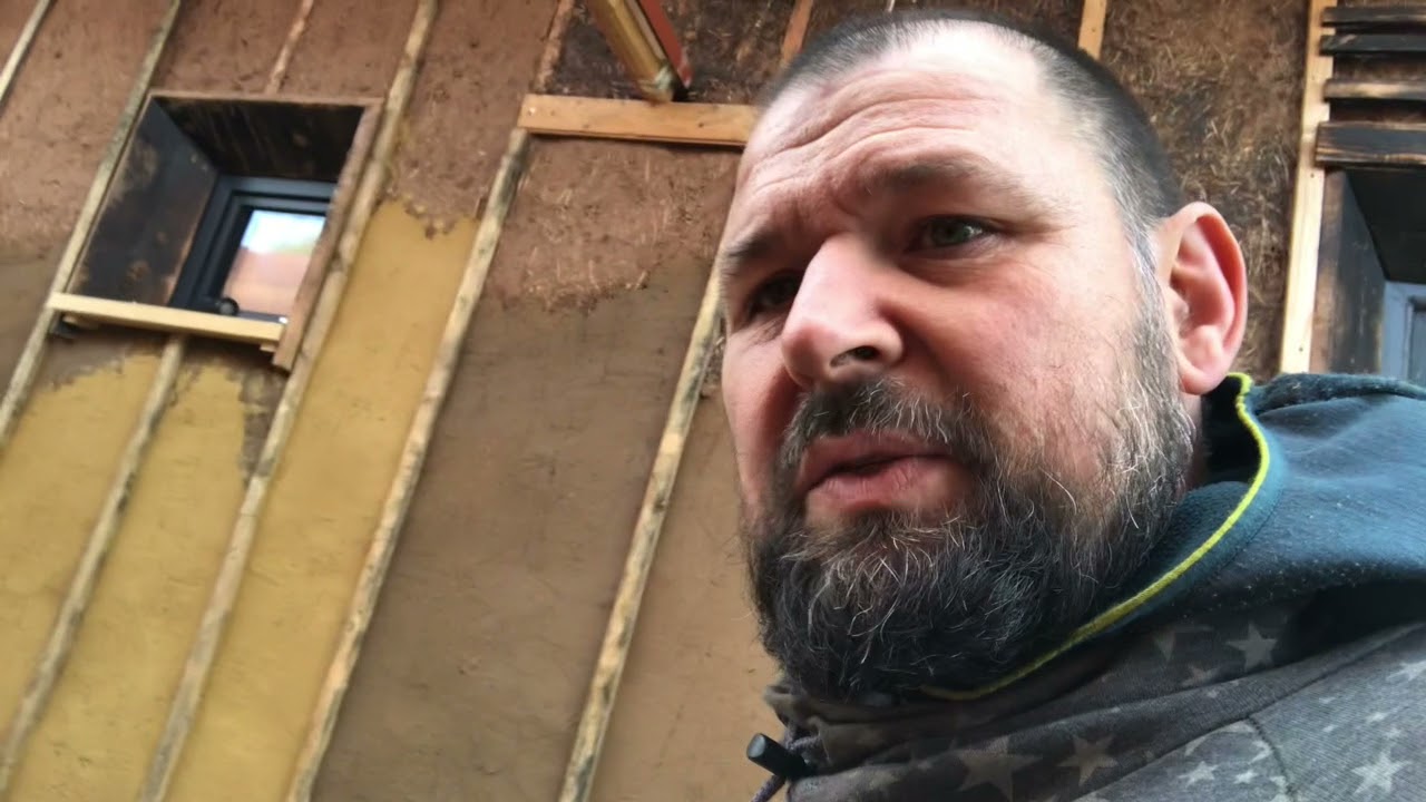 Schicht für Schicht - Lehmbau Fassade letzte Arbeiten