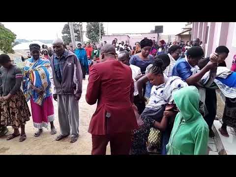 Muhubili Danieli Mwakasanga Akifanya Maombi Kwa Waotu Walio Okoka Siku Ya Pili Ya Mkutano 