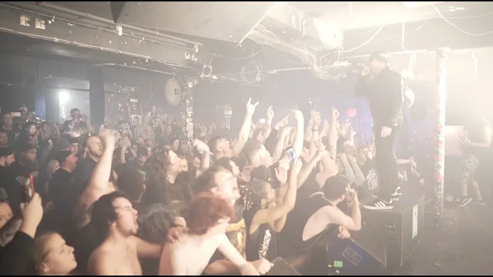 Jared Dines on stage with Suicide Silence (TEE HEE)