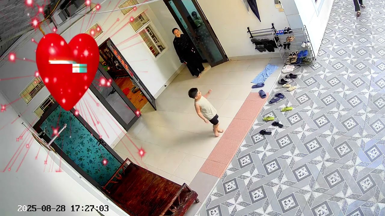 Con trai chạy ùa ra đón bố, gọi thật to và hồn nhiên khoe rằng hôm nay con đã đi học lớp 4 tuổi. ♥️