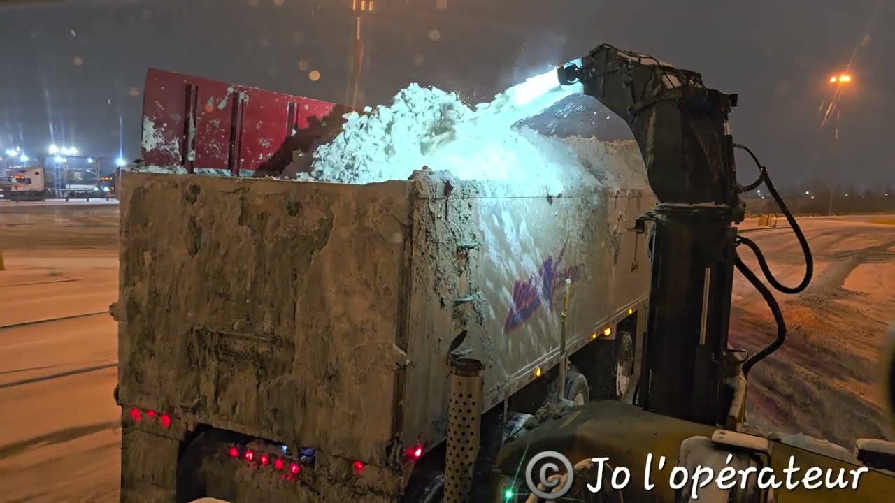 ❄️ Snow removal with Larue D60 ❄️ Opération déneigement à Montréal #heavymachinery