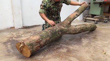Building a Spectacular and Imposing Table from a Giant Tree Trunk: Amazing Modern Woodworking Skills