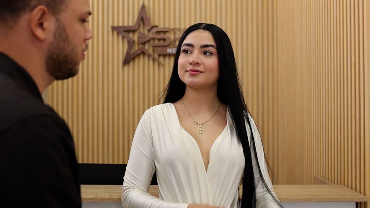 SE PASÓ POR EMPRESARIA PARA ENCONTRAR EL AMOR Y TERMINÓ ENAMORADA DEL PARQUEADOR DE CARROS.