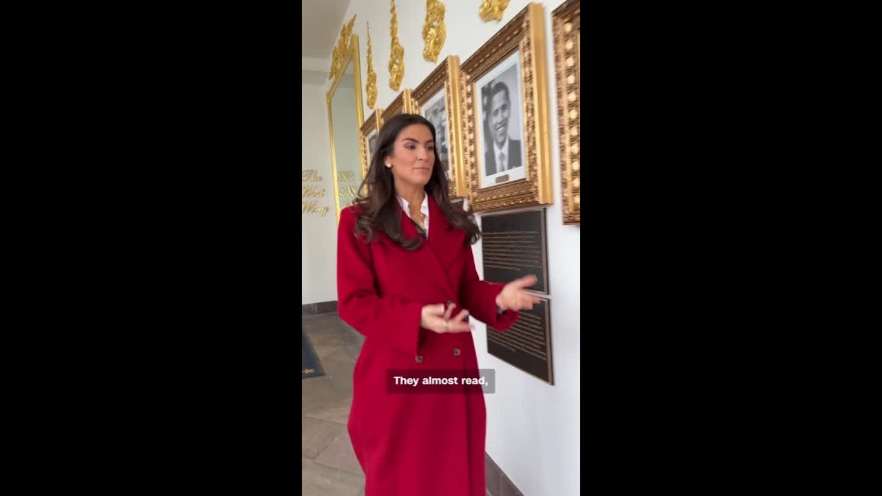 Дональд Трамп демонстрирует таблички на &laquo;Аллее славы президентов&raquo;.