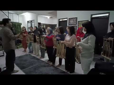 Angklung... Medley ...#RT 02 palem Adipura Bandung... feat start me up band