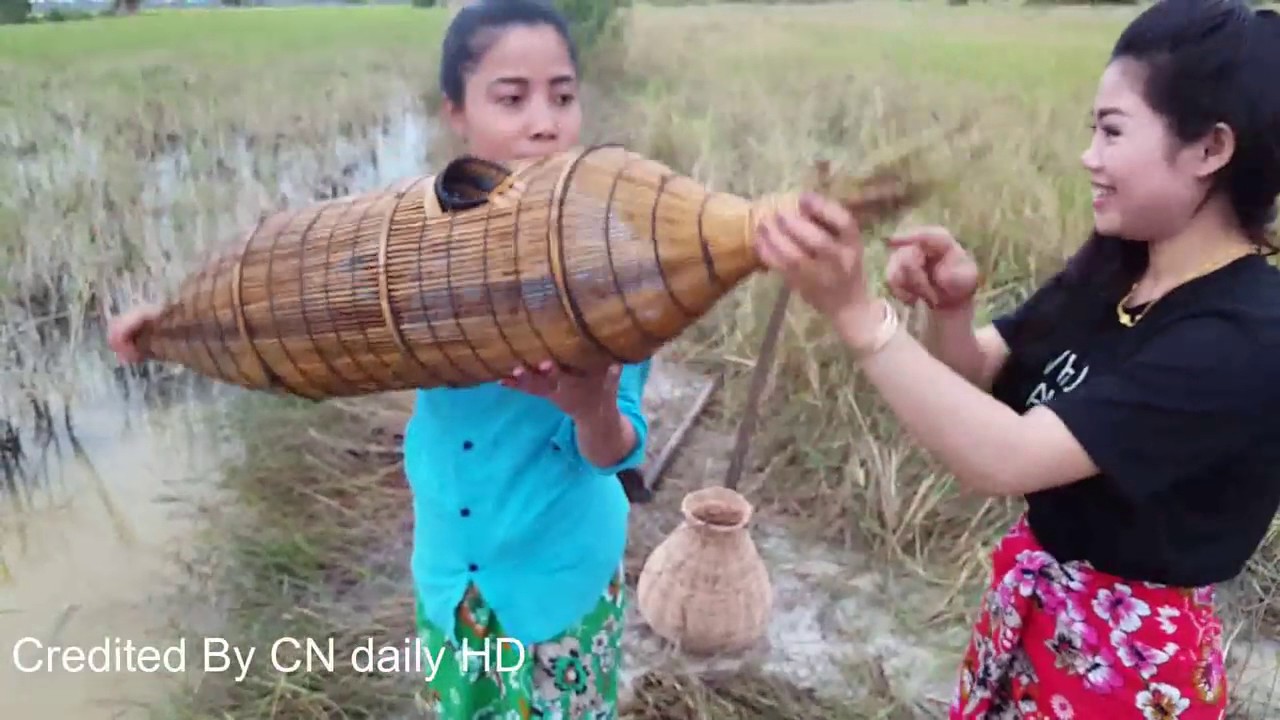 Top 10 Viral Videos 2017 Wow! Amazing Beautiful Girl Catching Freshwater Snake W