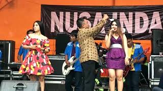 Yanto Nyanyi Dinding Kaca