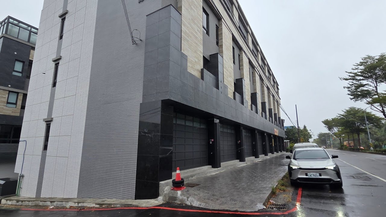 專屬開箱買到賺到“免”3000萬優惠期限（限期優惠）邊間三面臨路住4店王有電梯6樓店面透天別墅大地坪6房4廳7衛（6套）30米路天然瓦斯一樓室內車庫可停雙車3陽台有前後大露台0977188512傅晏棠