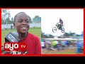 MTOTO MDOGO MWENYE MAAJABU KWENYE PIKIPIKI AFUNGUKA ANAIRUSHA JUU BILA WOGA MTOTO MDOGO MWENYE MAAJABU KWENYE PIKIPIKI AFUNGUKA ANAIRUSHA JUU BILA WOGA