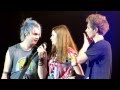 5 Seconds Of Summer, Lucky girl gets to play guitar on stage (Ziggo Dome, Amsterdam)