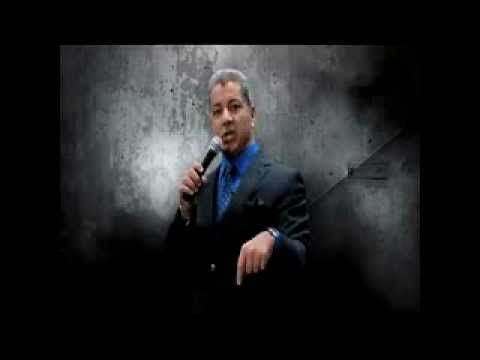 Bruce Buffer fazendo homenagem para Tainara Santos