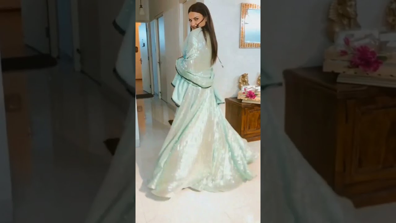 Himanshi khurana || Fashion Ideas Nest 
