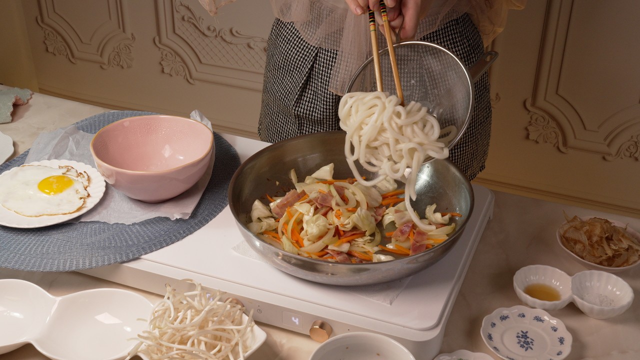 Thick, Chewy Noodles with Bonito Moving from the Heat | Stir-Fried Udon