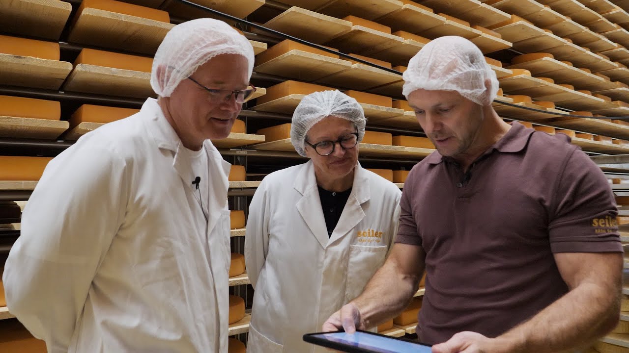 Alles über Raclette – Interview mit Torsten Geier im neuen Käsekeller der Seiler Käserei in Giswil