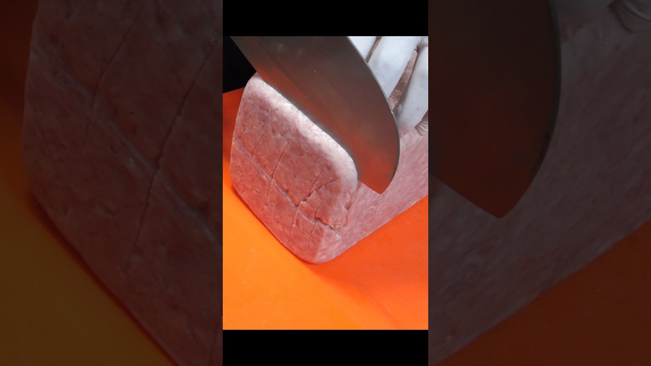 거대한 햄에 소시지까지? 썰고 또 썰더니… 이런 부대찌개가 됩니다