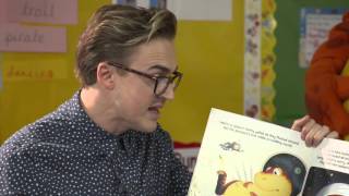 Tom Fletcher attends Cranbourne Primary School to celebrate Amazon’s Top 100 Kids Books @AmazonUK