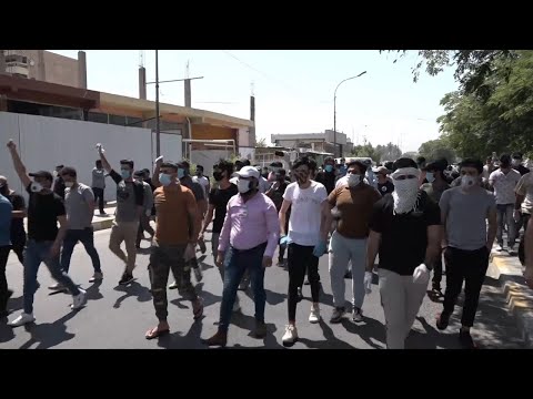 🇸🇦🇮🇶تنديدا برسم مسيء للسيستاني.. عراقيون يتظاهرون قرب السفارة السعودية