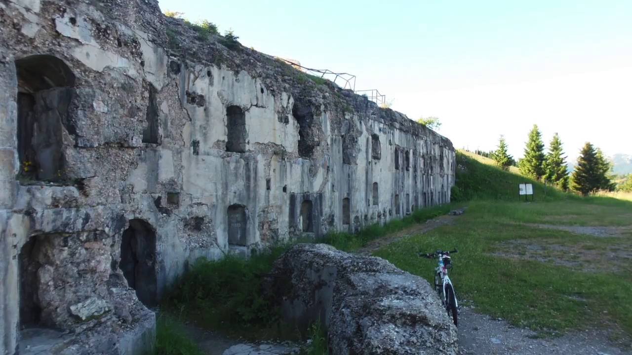 Zwischenwerk Sommo (Forte Sommo Alto) - 1. Weltkrieg - Festungen - Kriegspfade