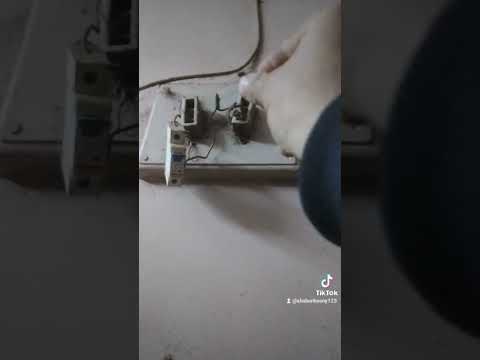 فيوز الكهربه اللي كان موجود في كل بيت قبل اختراع المفاتيح