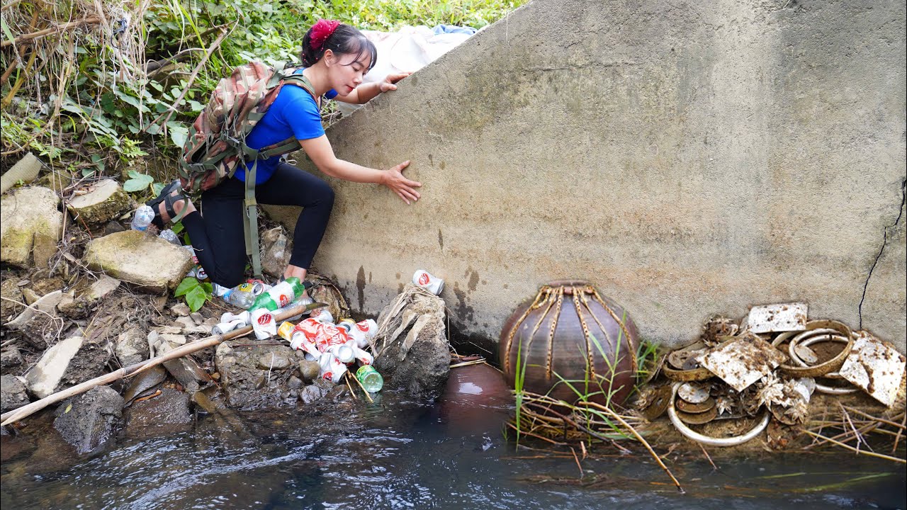 Girl Accidentally Found a Large Quantity Of Ancient Coins At the Bottom Of The River.