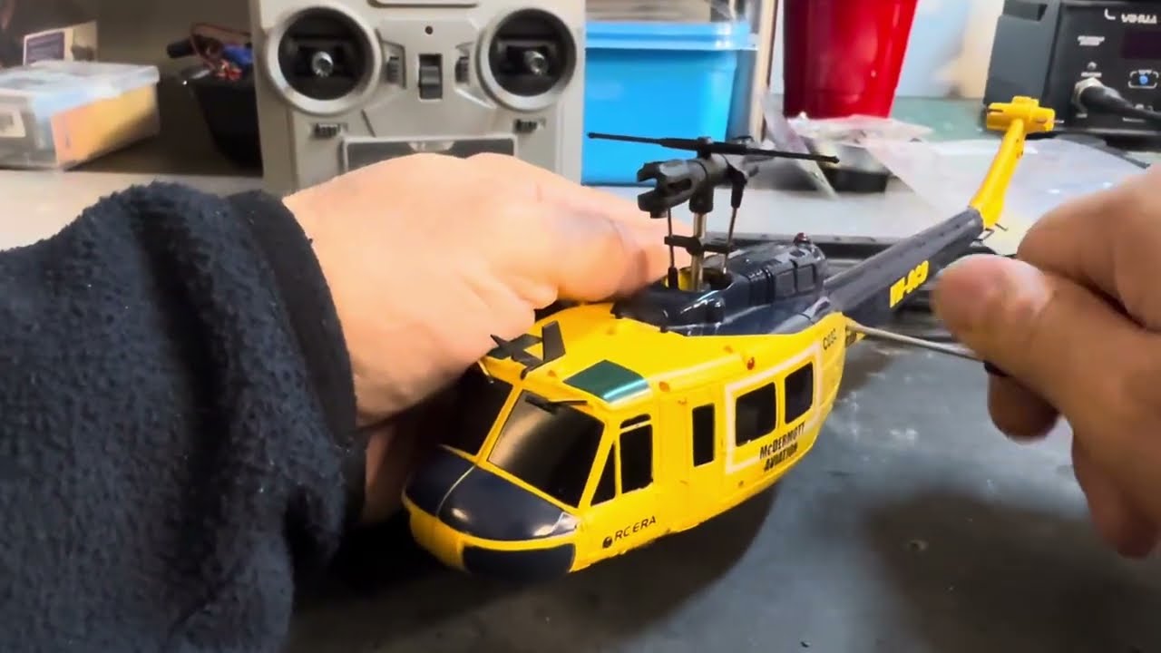 RC ERA C032 - Ремонт вертолета UH-1 Huey