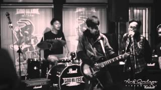 Confusion Bitch - Salah Live at God Bless Cafe