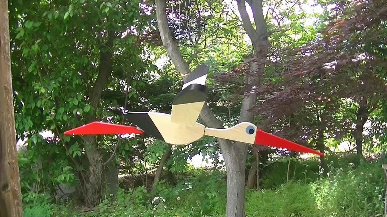 木のおもちゃで遊ぼう チェコのモビール コウノトリ - YouTube