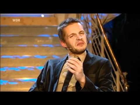 Florian Schroeder mit gnadenlos parodierten Figuren im Interview