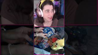 La parte trasera delata las cartas Pokémon falsas 👀 | #eponineplays de #Twitch