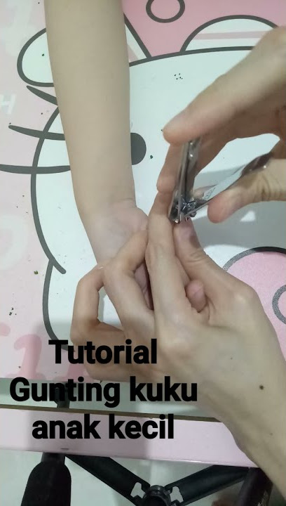 cara potong kuku anak kecil. memotong kuku anak kecil. cara gunting kuku anak kecil. gunting kuku.