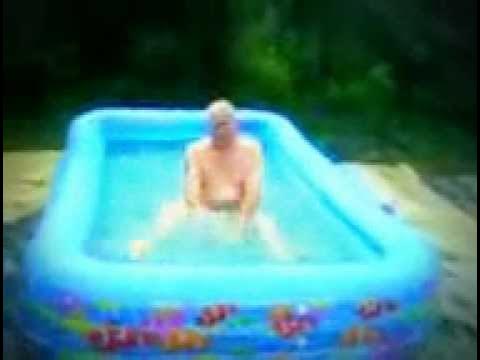 Дед купается. Дедушка купается в бассейне. Дедушка плавает в бассейне. Купаемся на даче с дедом.