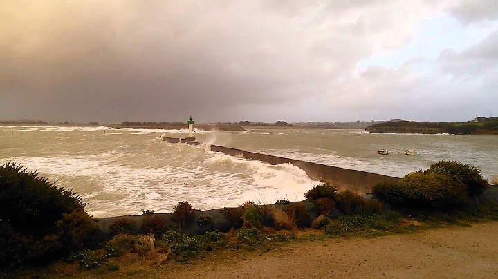 Tempête Christine, houle à l'assaut de la digue de Mogueriec (Finistère - Bretagne)