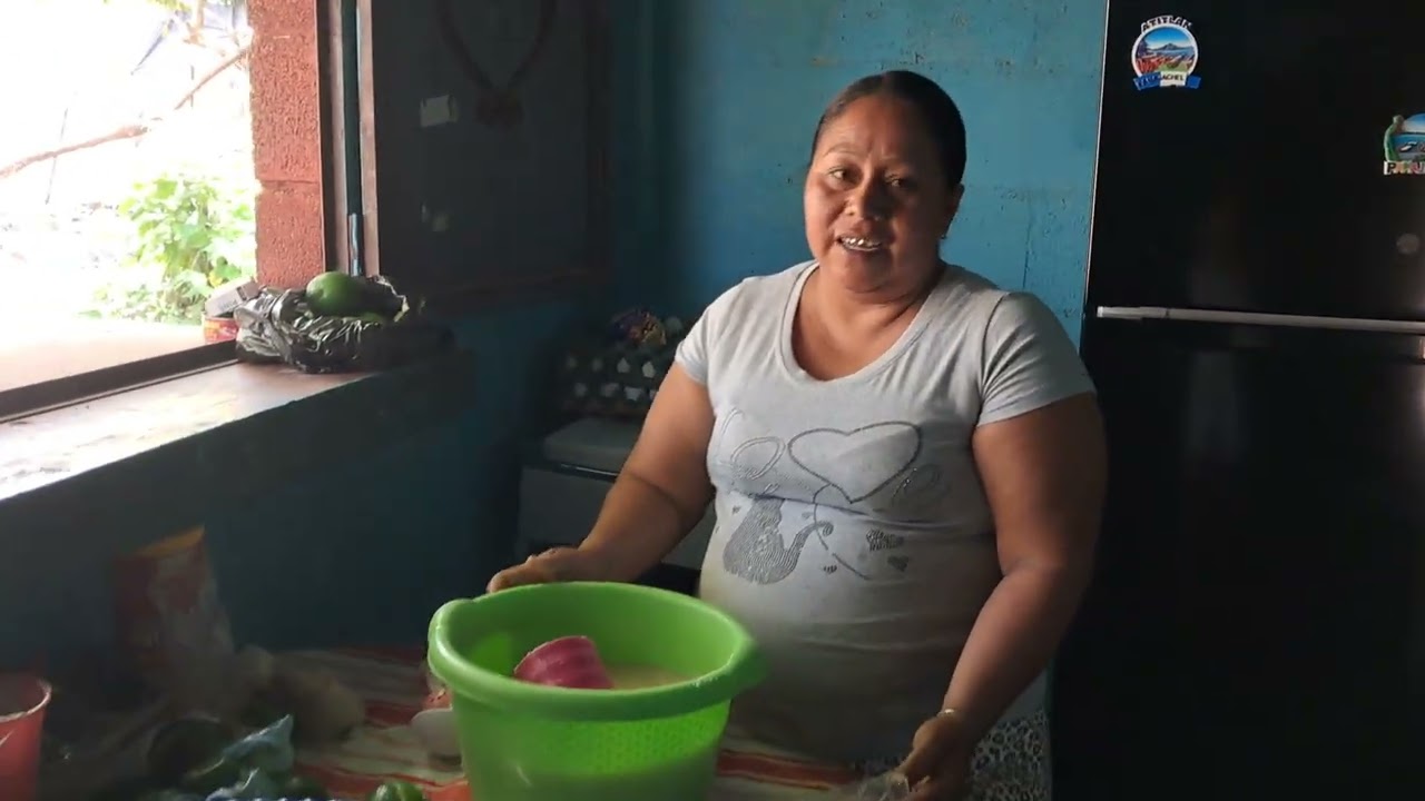 Jucho le ayuda a rosita aser sus topoidos de mango