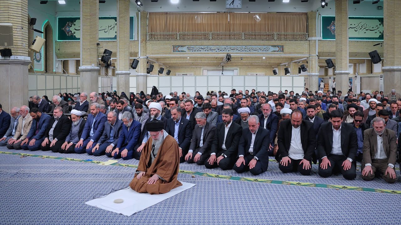 Ayatollah Khamenei leading prayer (2025)🤲| نماز جماعت آیت اللہ خامنہ ای | MuhibaanEditz
