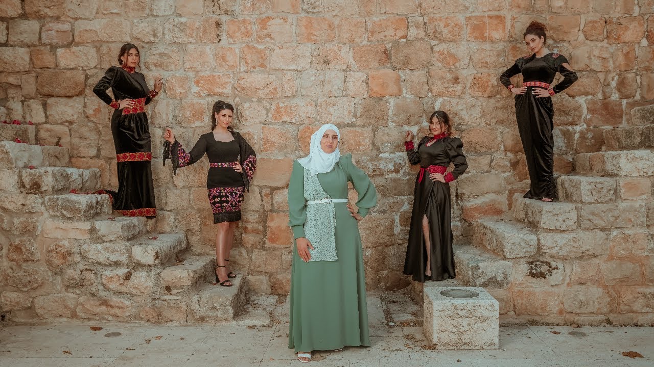 عرض أزياء المصممة هناء فلنه  - البداية