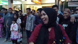 Mbaknya Hepi banget joget jaran goyang di angklung carehal malioboro