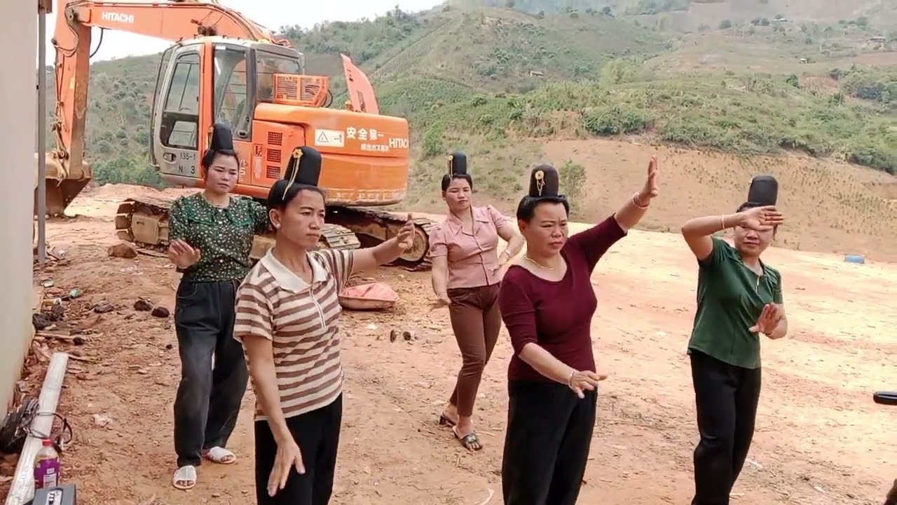 Đội múa chủ kênh quàng khỏi tập múa bài múa mùa xuân 