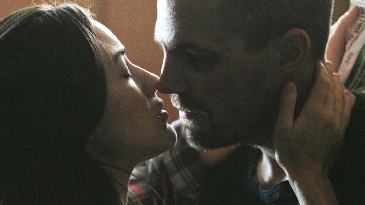 Heels 1x02 / Kiss Scene — Jack and Staci (Stephen Amell and Alison Luff)