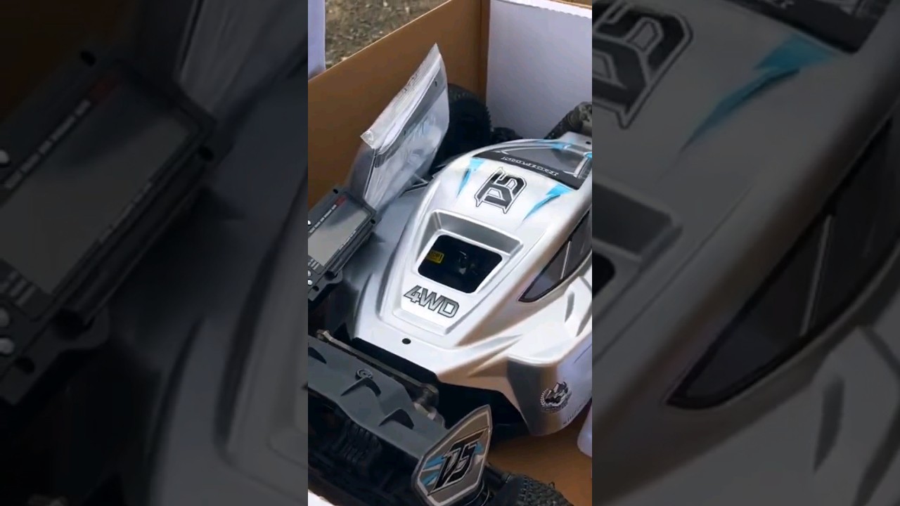 Распаковка радиоуправляемой машины багги ROFUN D5