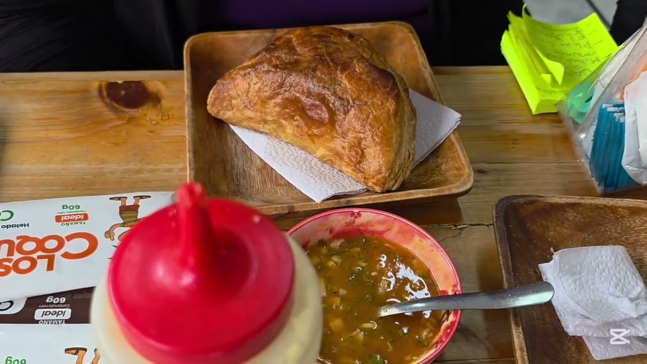 Mostrando nuestro desayuno en el restaurante Fabiolita #quito #ecuador  #pernil 