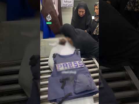 تشييع جثمان الصحفي الفلسطيني إسلام الكومي في مستشفى الشفاء في غزة