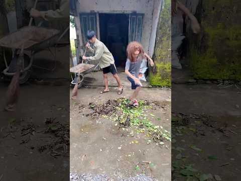 Cô bé nhảy đú trend trên đống rác của bố -Little girl dancing on a pile of traáh #shorts#1087😡😭